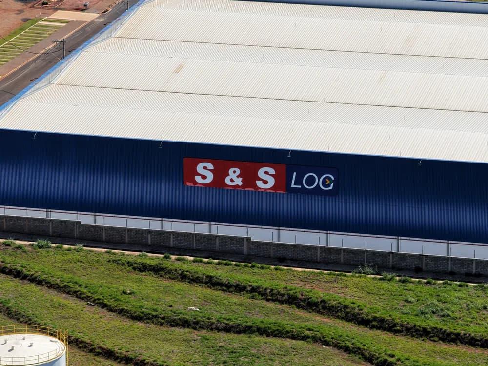 Fachada do armazém com a marca S&S Log